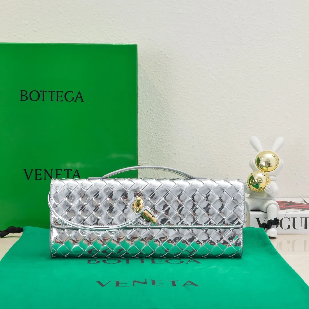 The batch of 1360 BV Andiamo evening handbags has been heavily planted again~ The designer aesthetics in the era of economic downturn are back. I fall in love with it at first sight and can't put it down. It's so beautiful and full of aura. The shape and texture are very competitive. It's light in weight and has sufficient capacity. It's a must-have for fashionistas. It's suitable for many occasions, minimalist, high-end and light luxury. Model No.: 741511 Size: 31*13*3cm